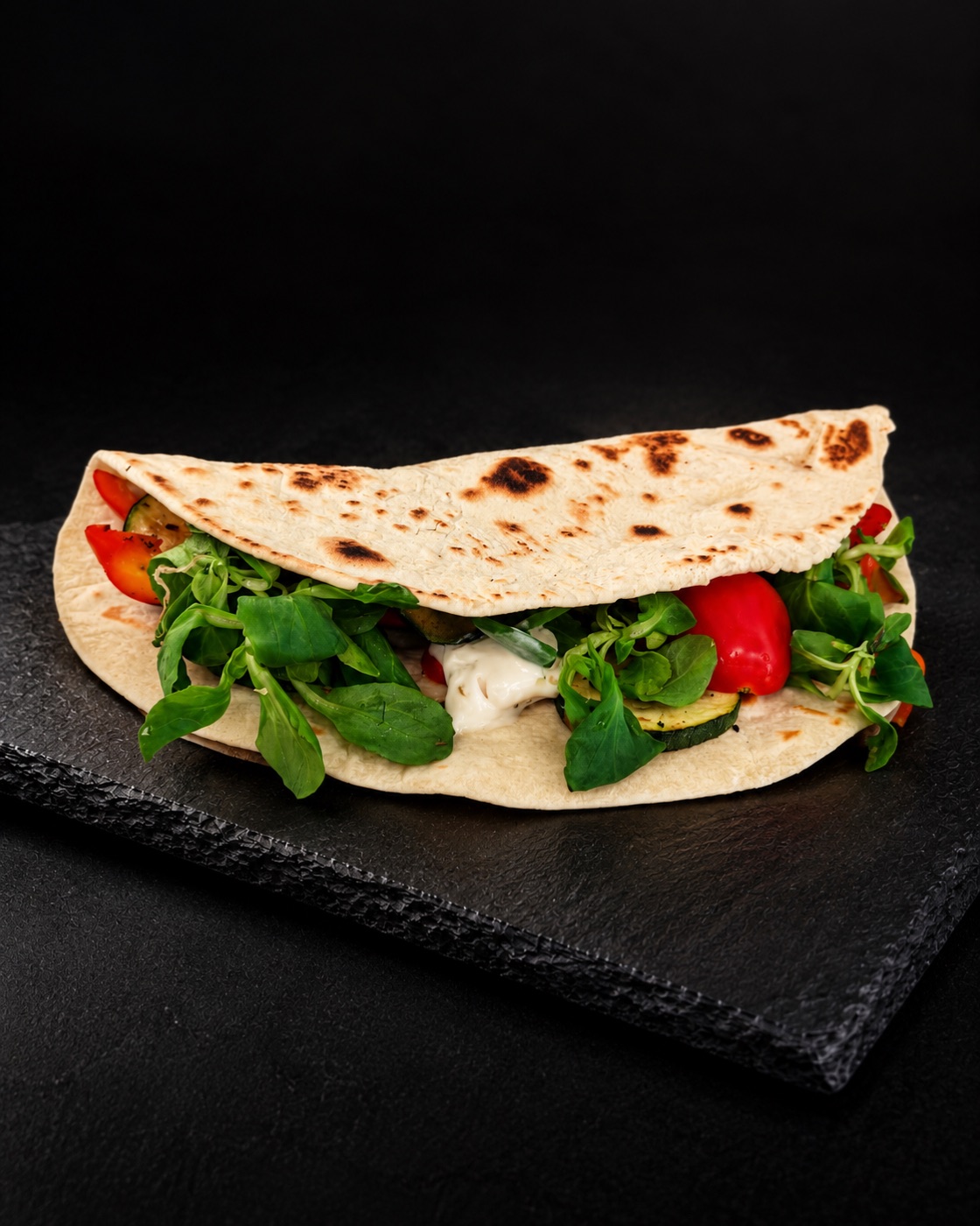 Vegetarische Piadina mit Feldsalat, Paprika und Zucchini